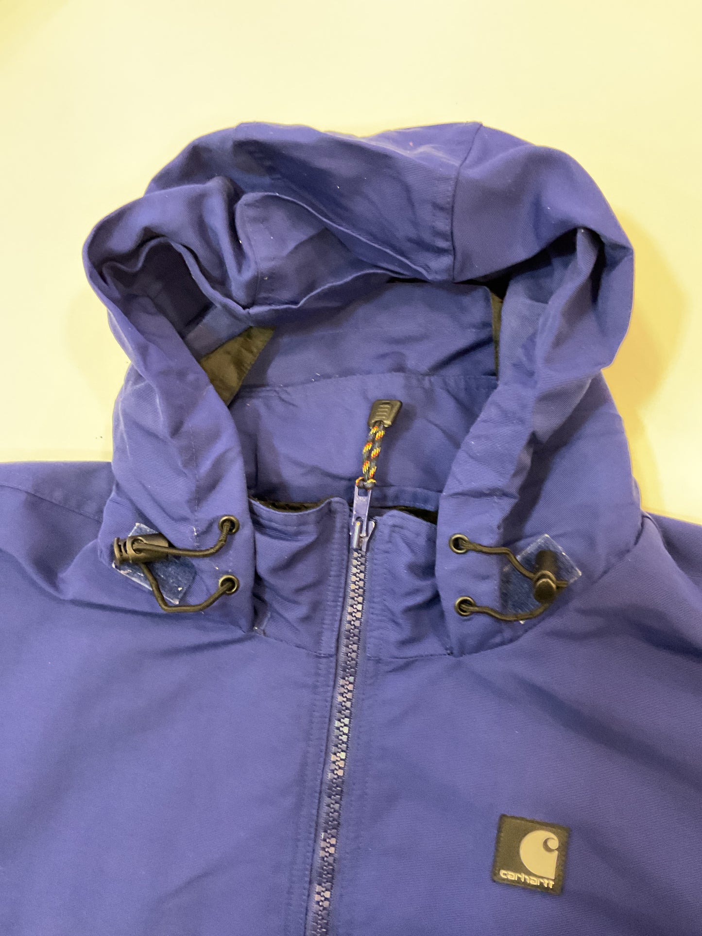 PARCA CARHARTT CON CAPUCHA OCULTA EN CUELLO