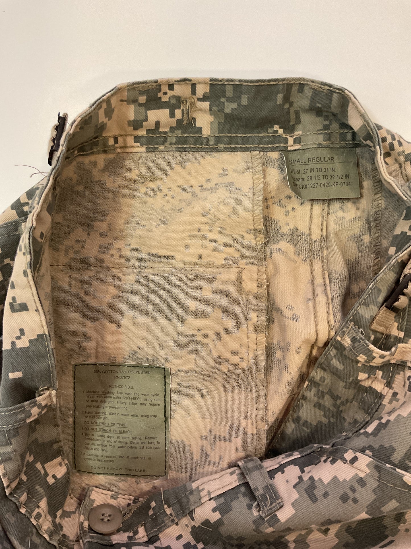 PANTALÓN CARGO ROTHCO B.D.U. PIXEL CAMO CON AJUSTADOR DE CINTURA