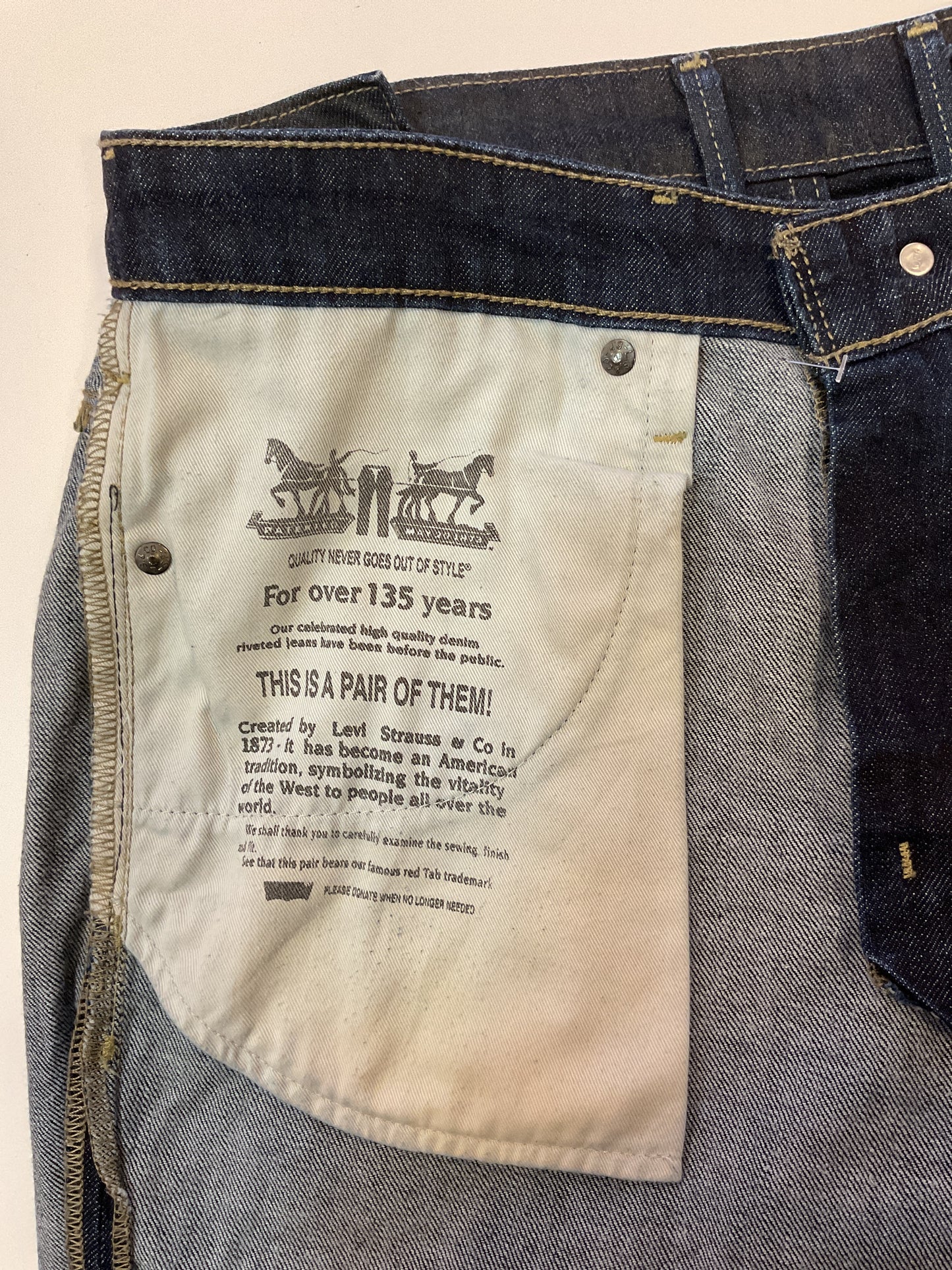 JEANS LEVIS RARE CON AJUSTADOR DE CINTURA