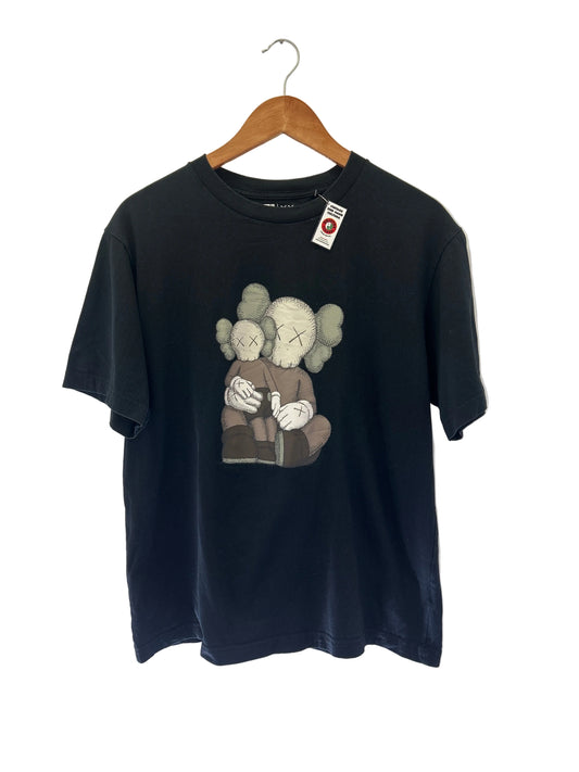 Polera UNIQLO x Kaws