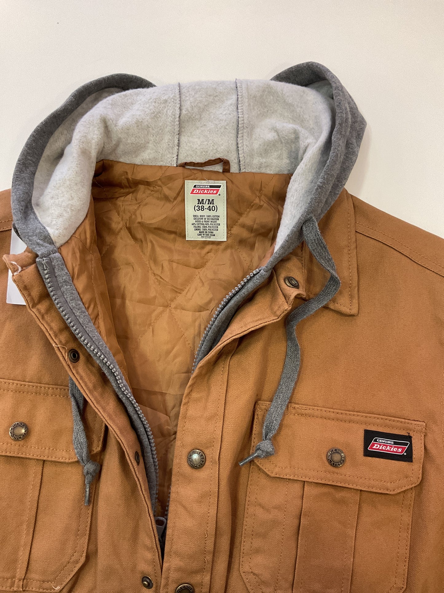 CHAQUETA DICKIES CON CAPUCHA CIERRE DE POLERON Y BOTONES