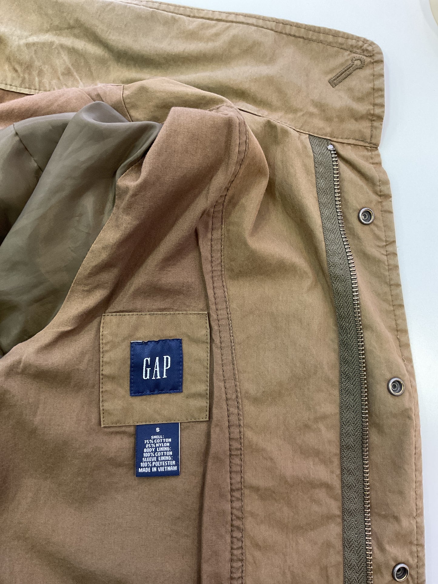 CHAQUETA GAP TIPO CARGO M65 CON AJUSTADOR DE CINTURA Y CIERRE BIDIRECCIONAL